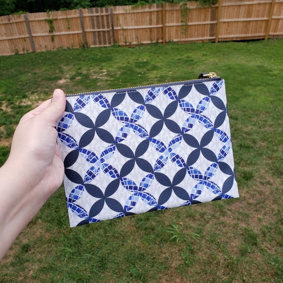 Michael Kors Istanbul XL Clutch Wristlet - Picture 2 of 5